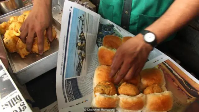 Bánh vada pav lần đầu tiên được phát minh ra như là một món ăn nhanh và rẻ tiền cho các công nhân nhà máy dệt ở Mumbai.