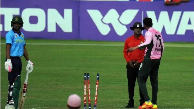 আম্পায়ারের সাথে বিতণ্ডায়