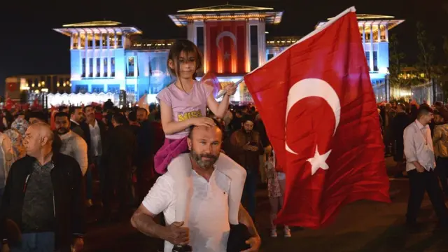 राष्ट्रपति आवास के बाहर अर्दोआन समर्थक