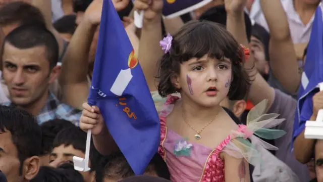 أرشيف، طفلة عراقية ضمن مسيرات التأييد لقائمة حركة " كوران: التغيير في مدينة السليمانية في 22 يوليو /تموز 2009