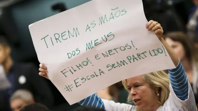 Manifestante a favor da Escolaesporte da sorte cupomSem Partido