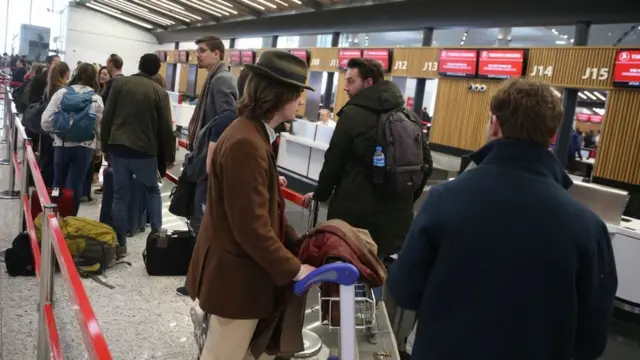 उड़ान को लंबा करने में एयरलाइंस कंपनियों का कैसा फ़ायदा?