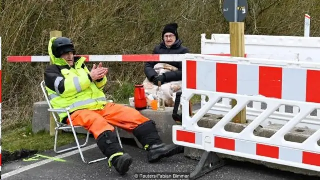 89歲的漢森騎著自行車到德國丹麥邊界和85歲的拉斯姆森見面