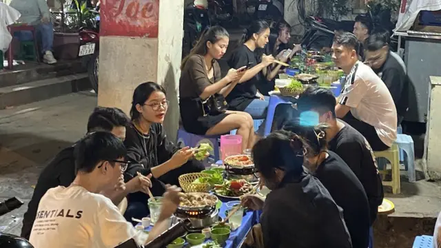Khách đến ăn ngồi đối diện nhau và không có gì bảo vệ