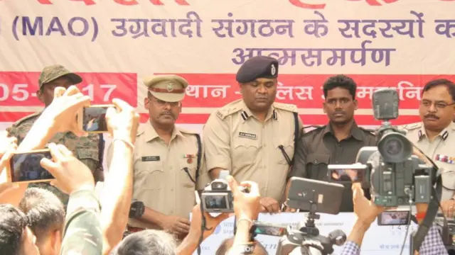 झारखण्ड पुलिस के समक्ष आत्मसमर्पण करने वाले माओवादी नेता कुंदन