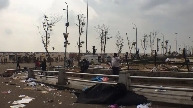 சென்னை மெரீனாவில் ஜல்லிக்கட்டு போராட்டக்காரர்களை கலைத்த போலிசார் (புகைப்படத் தொகுப்பு)