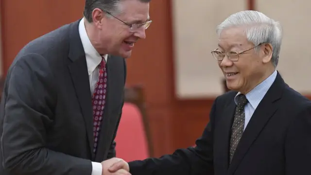 Đại sứ Hoa Kỳ tại Việt Nam Daniel J. Kritenbrink (trái)