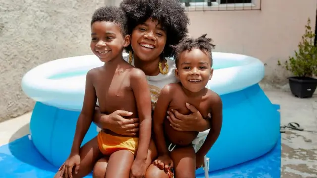 Thais Ferreira, com o filhos