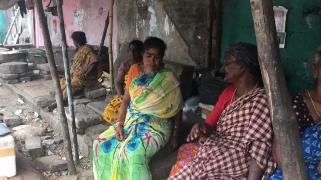 தங்கள் வாழ்வாதாரத்தை இழந்து அடுத்து என்ன செய்வதென்று தெரியாமல் நடுக்குப்பம் பொதுமக்கள் தவித்து வருகிறார்கள்.