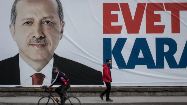 แผ่นป้ายรณรงค์ให้คนตุรกีลงมติสนับสนุนการแก้ไขรัฐธรรมนูญ