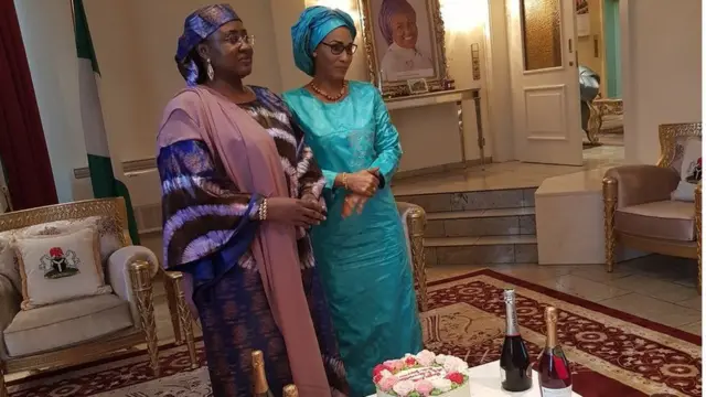 Aisha buhari ati Fatoumatta Bah-Barrow duro niwaju akara oyinbo ọjọ ibi wọn
