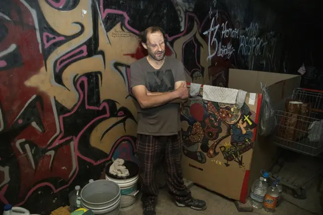 جی در تونلی که زندگی می‌کند