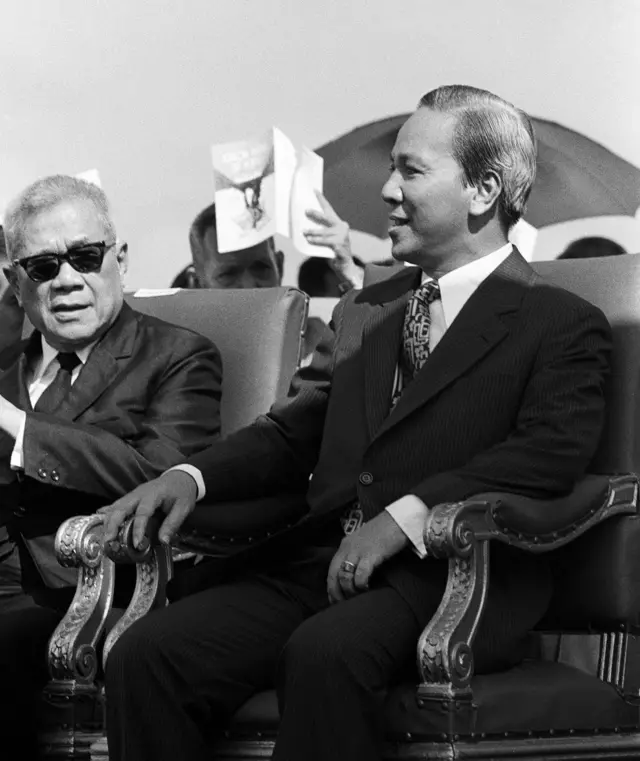 Tổng thống Nguyễn Văn Thiệu (phải)
