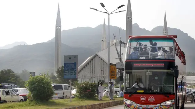 ڈبل ڈیکر بس سروس