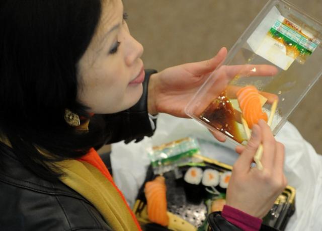 三文鱼生鱼片受到广大消费者喜爱。