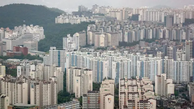 더불어민주당은 4일 본회의에서 임대차 3법 중 남은 하나인 전월세신고제와 종합부동산세법·법인세법·소득세법 개정안 등 부동산 3법 등을 처리할 예정이다