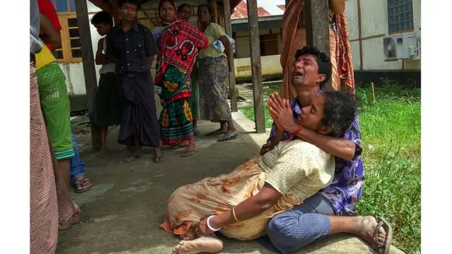 ชายผู้นี้กำลังเศร้าโศกกับการตายของคนในครอบครัว ซึ่งเชื่อว่าถูกพวกกองกำลังติดอาวุธโรฮิงญายิงเสียชีวิตในเมืองมองดอว์ ในรัฐยะไข่เมียนมา