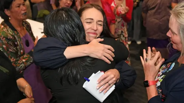 جاسيندا أرديرن (وسط الصورة)