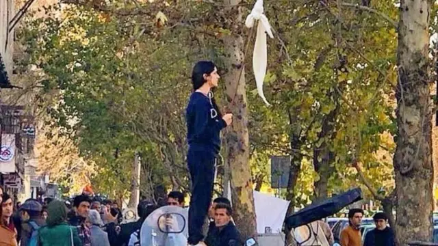 Vida Movahed durante protesto contra uso obrigatório do hijab