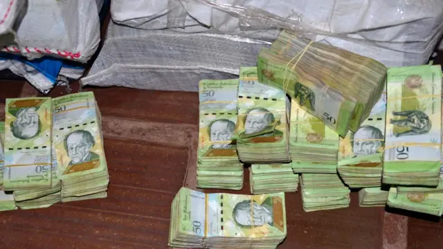 Notas venezuelanas achadas pela policía do Paraguai