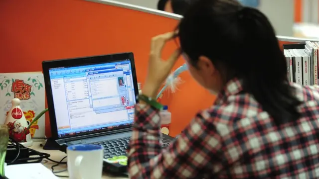 ల్యాప్‌టాప్ చూస్తున్న యువతి