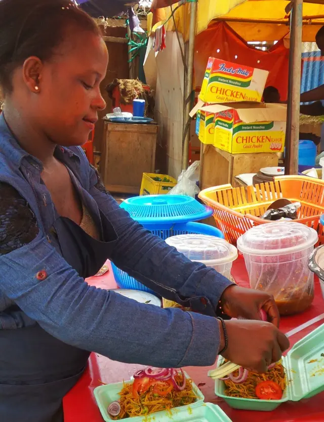 Mama Put to n ta ounjẹ naa wọnu iwe atumọ ede Gẹẹsi