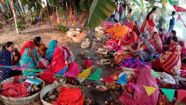 छठको पूजा गर्दै महिलाहरू