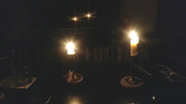 Abẹla n jo laarin okunkun biribiri