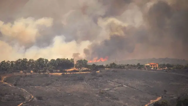 Sardinya adasının güneybatısındaki tepelerde yangın sonrası dumanlar