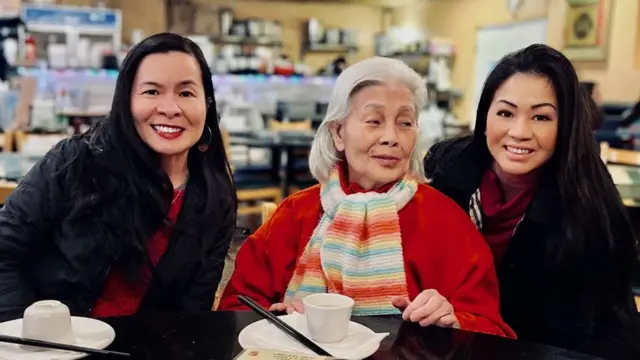 Phó Giáo sư Oanh Meyer và mẹ mình, bà Anh Lê