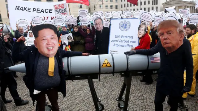 Kasım ayında Almanya'nın Berlin kentindeki bir protesto gösterisinde Kim ile Trump'ın maskeleri eşliğinde füze maketi taşındı