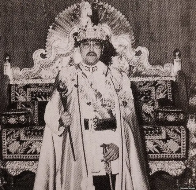 ਸ਼ਾਹੀ ਸਿੰਹਾਸਨ ਅੱਗੇ ਖੜ੍ਹੇ ਮਹਾਰਾਜਾ ਬੀਰੇਂਦਰ