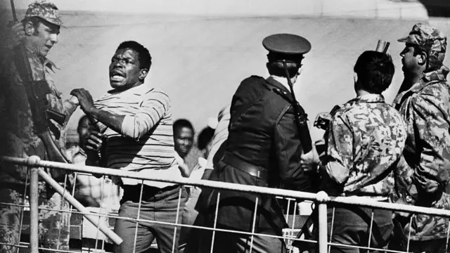 Des policiers et des soldats blancs attaquent des étudiants noirs qui protestent contre l'utilisation de l'afrikaans dans les cours.