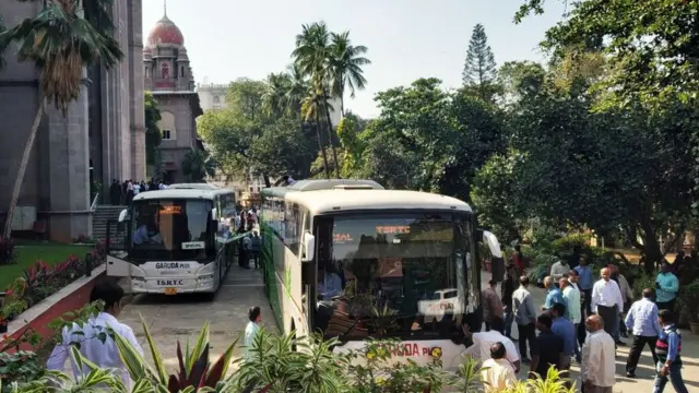 బస్సులు