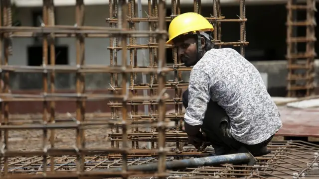 નિર્માણકાર્ય કરી રહેલા શ્રમિકની તસવીર