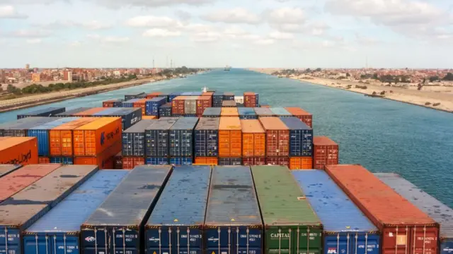 El Canal de Suez, en Egipto, une el Mediterráneo y el mar Rojo.