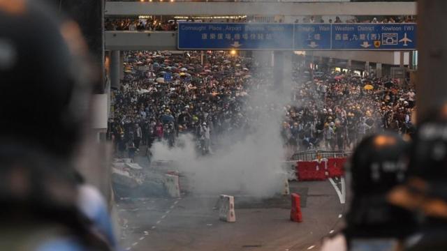 6月12日，数以万计的抗议者封锁了香港中心商业区的主要道路，并有激进人士与警方发生冲突。