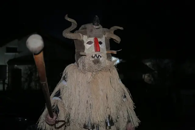 Iako vatre još nisu upaljene, sve je spremno za početak. Povorke survakara kreću se prema seoskom trgu, usput zbijajući šale sa publikom. Kao i u okolnim selima, maske u Baništu često imaju zoomorfna obeležja i sadrže elemente poput krzna i rogova.