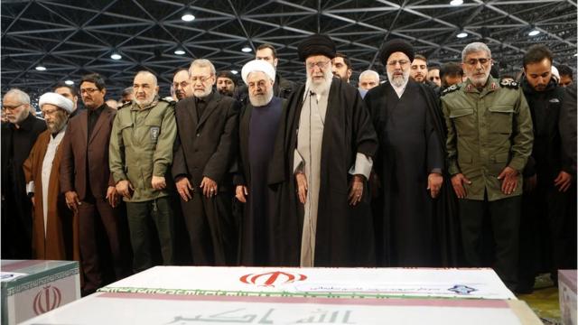 Верховный лидер Ирана аятолла Хаменеи у гроба Касема Сулеймани