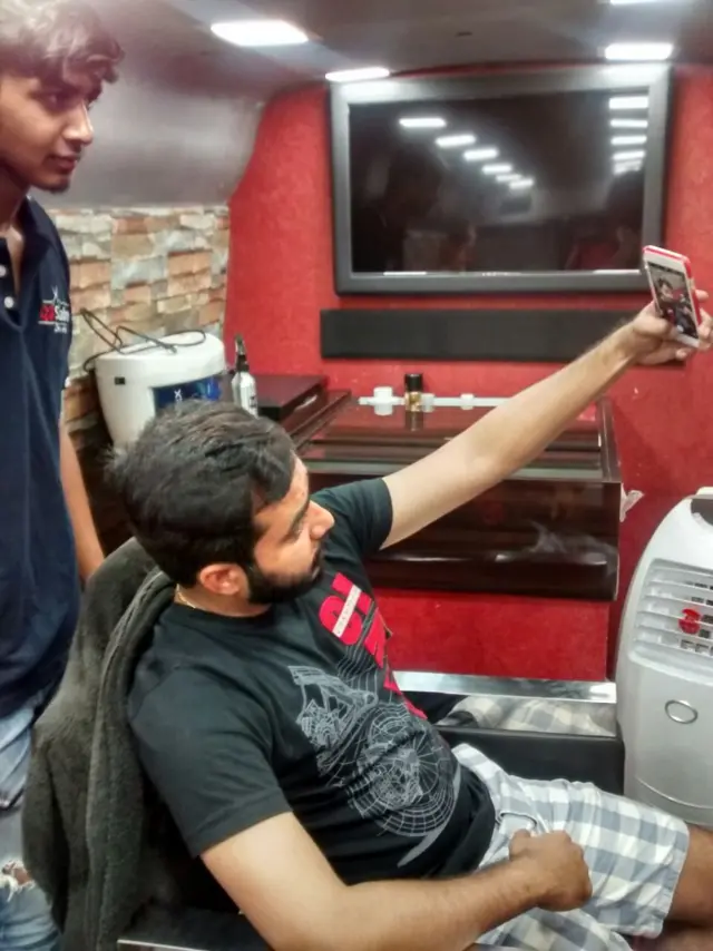 வாகன சலூனுக்குள்ளே...