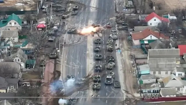 图像显示俄军坦克在乌克兰首都基辅12公里外的布罗瓦里（Brovary）。