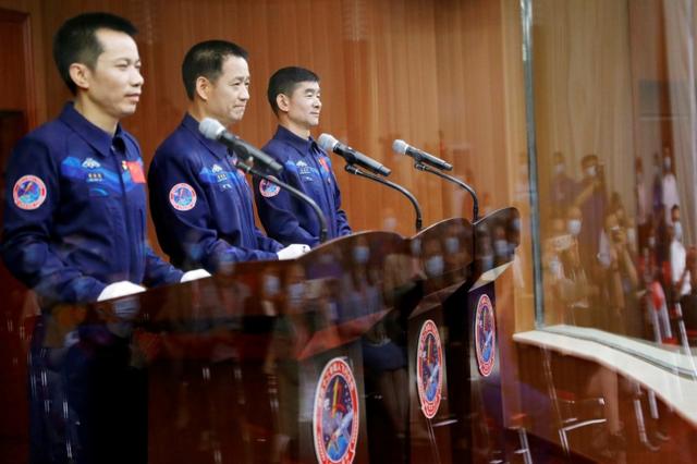 三名宇航員聶海勝、劉伯明和湯洪波。