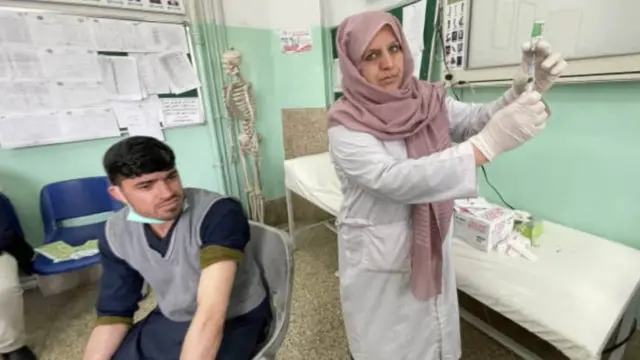 د کابل وزیر اکبر خان کې یو کس ته استرازنیکا واکسین لګول کېږي.