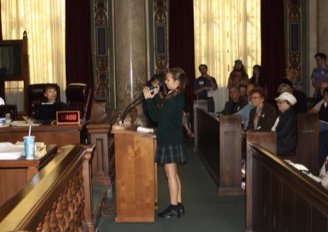 Nalleli Cobo s'exprimant lors d'une audience publique avec des élus de Los Angeles.