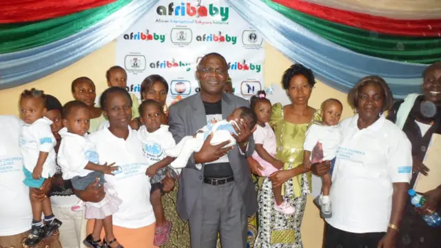 Dr Oscar Odiboh and mothers with dia babies, when dem come for one of Afribaby programs