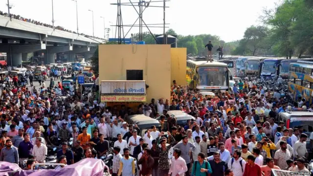 સુરતમાં આગ સમયે એકઠી થયેલી ભીડની તસવીર