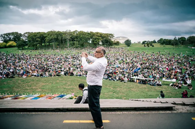 تجمع و ادای احترام مردم شهر اوکلند به کشته‌شدگان حادثه کرایست چرچ