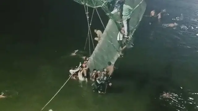 पुल गिरने के बाद का दृश्य