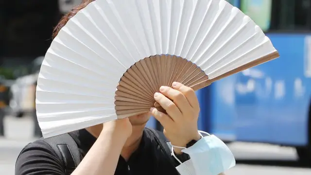 더위에 마스크 내린 시민