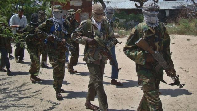 militantes do Al Shabab com armas em punho